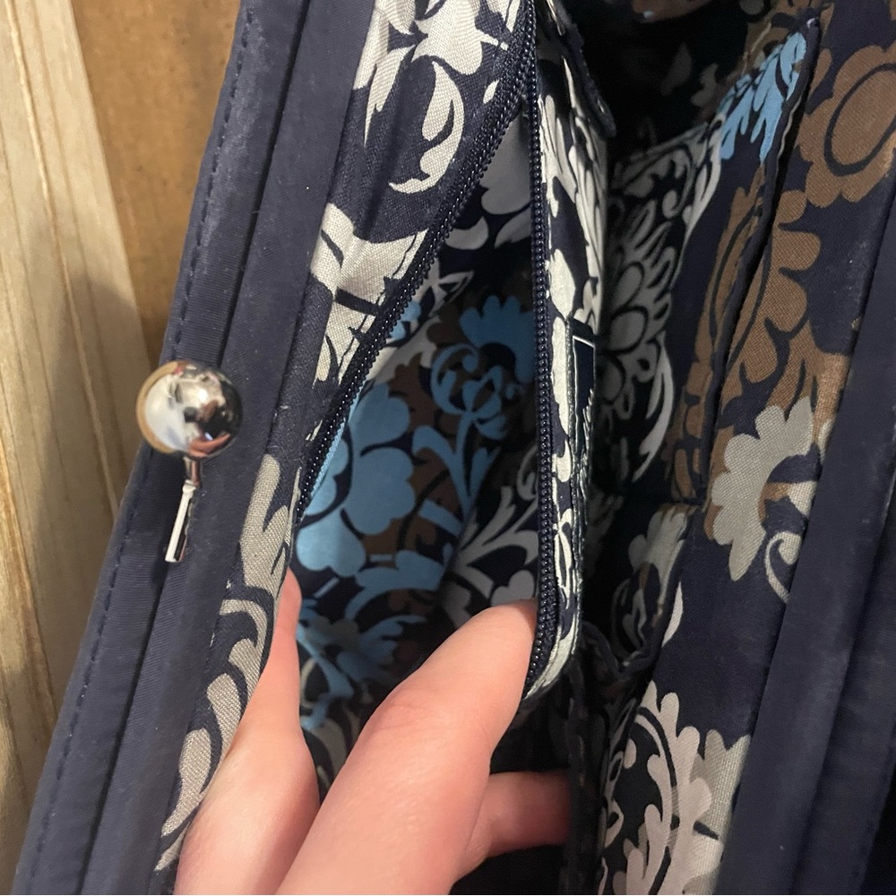 Elegant Navy Vera Bradley Quilted Women's Bag - Picture 9 of 10